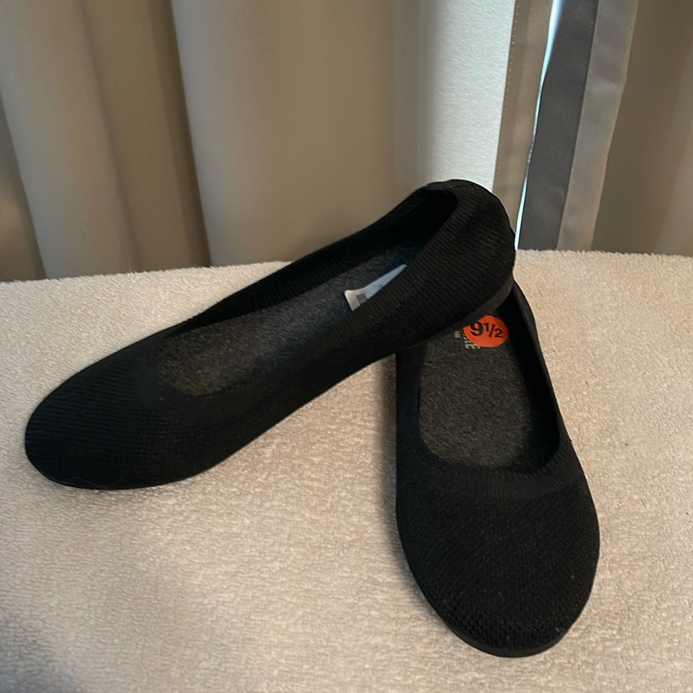 Women’s stretch knit flats